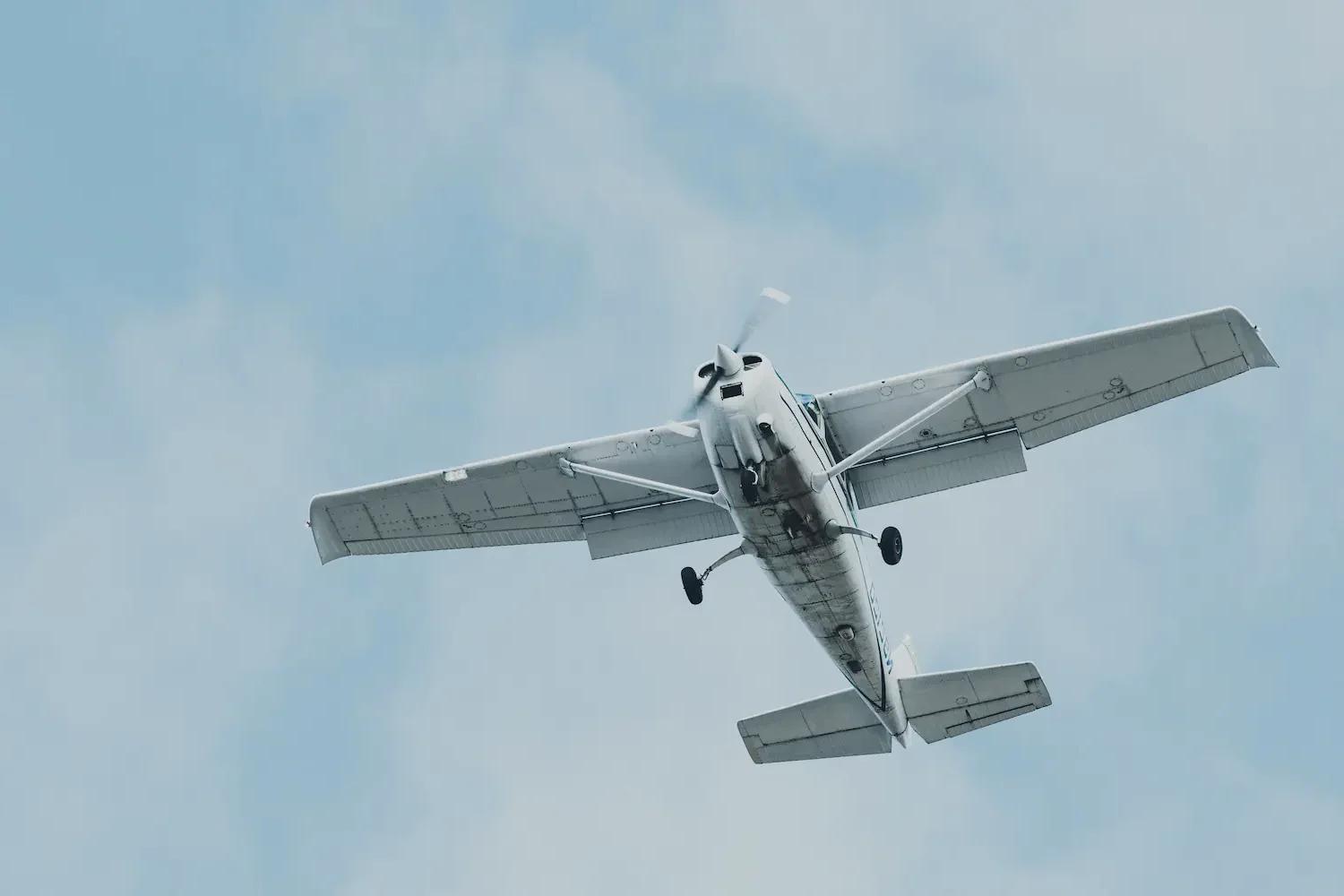Publicidad-aerea-con-avioneta-y-banner-remolcado-en-Espana-Costa-Calida
